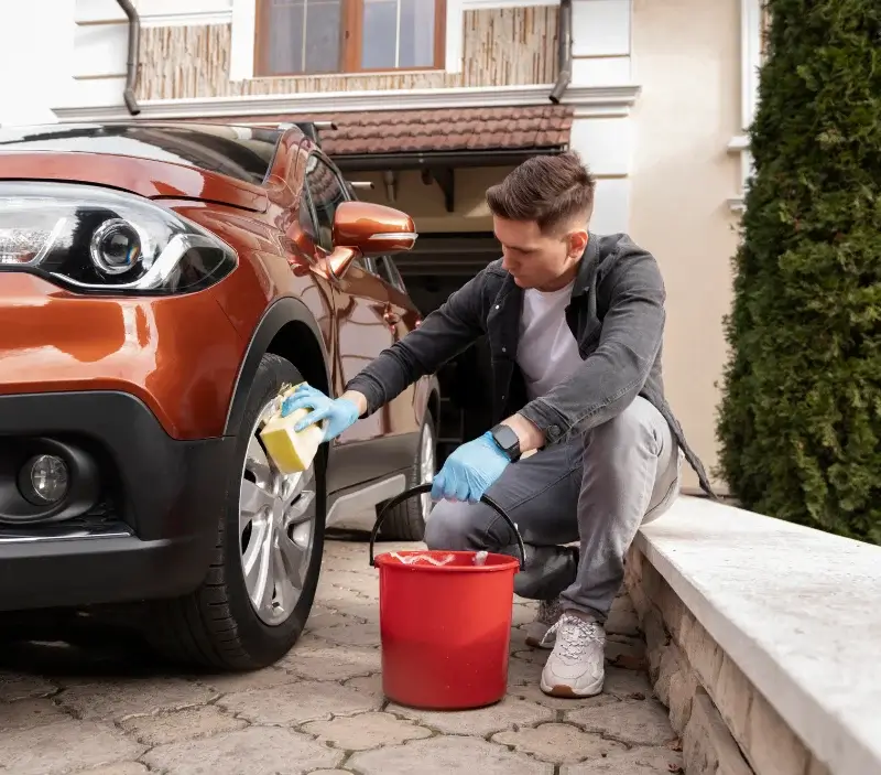 Lavage auto à domicile Montchevreuil : professionnel intervenant sur un véhicule